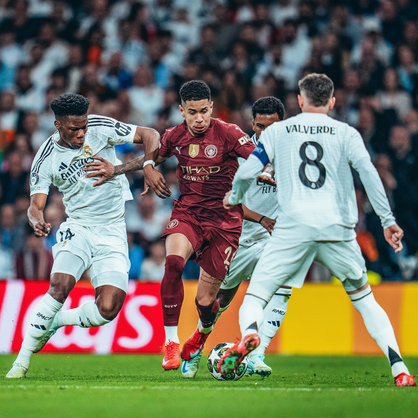 曼城强势巴萨，范佩西关键制胜的简单介绍