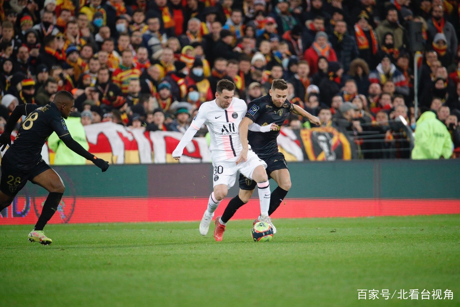 关于里尔主场逼平尼斯，保持不败的信息