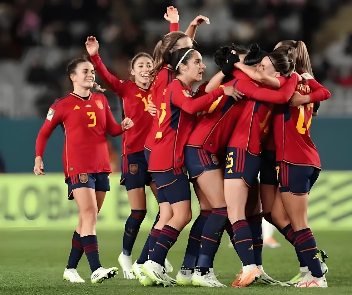 女子足球职业联赛中，球员们实力相互交锋