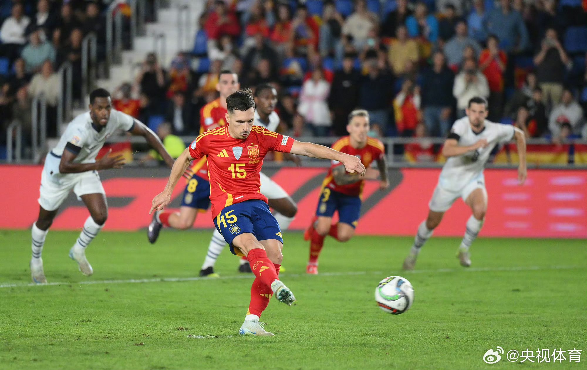 罗马尼亚队击败保加利亚，成功进军欧洲杯八强