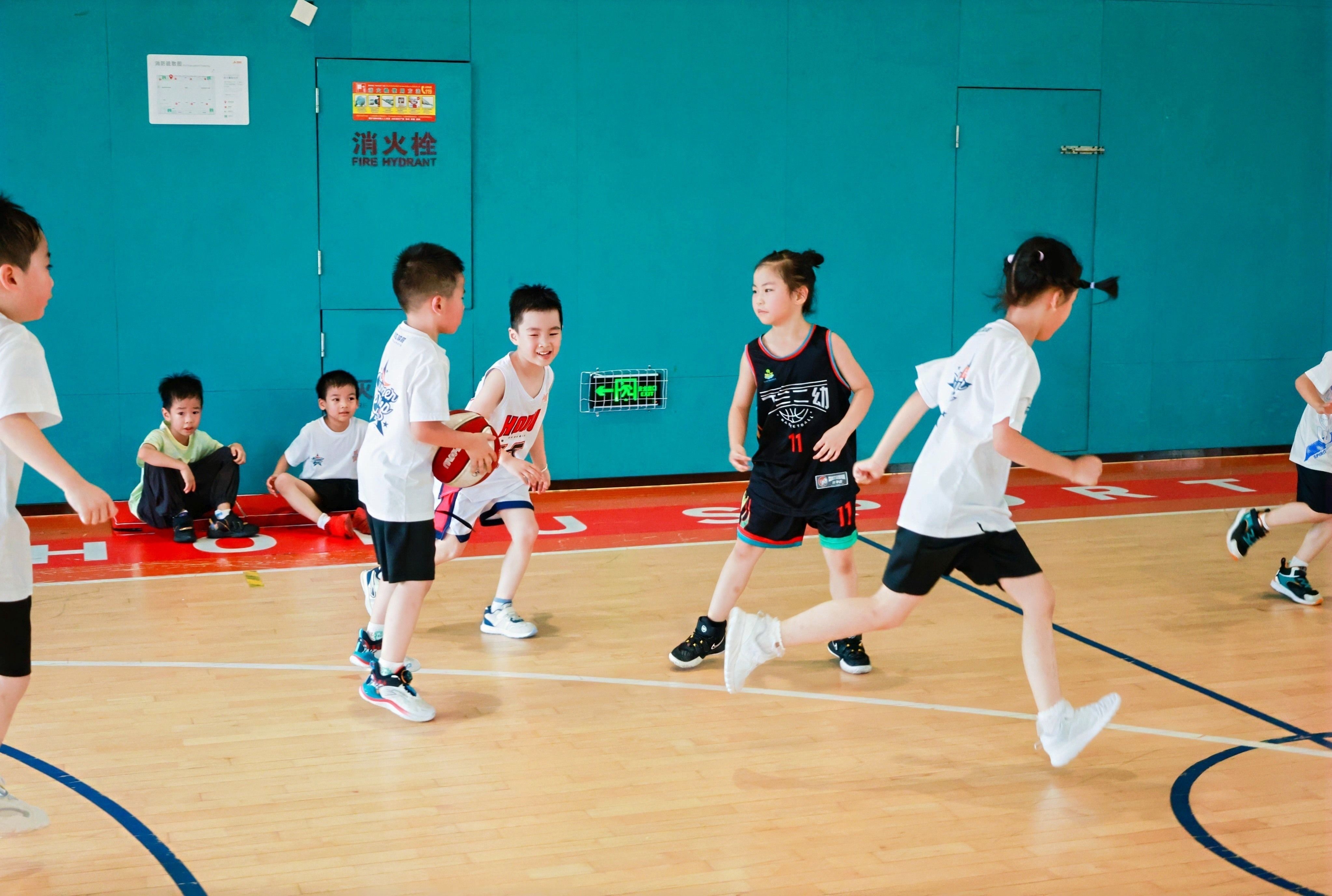 家长陪伴孩子参与篮球比赛体验快乐