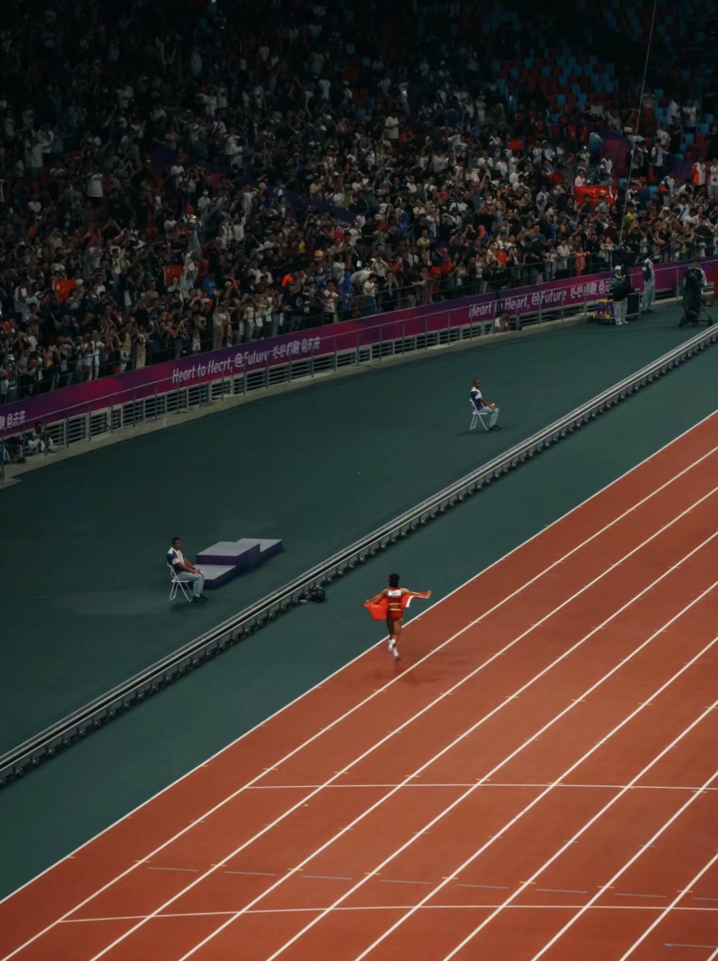 冲刺瞬间惊心动魄,选手触碰终点线的简单介绍 冲刺瞬间惊心动魄,选手触碰终点线的简单介绍