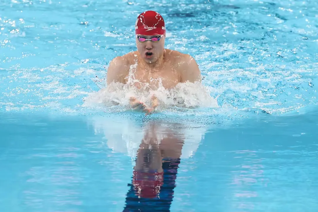 包含美国游泳选手创造男子百米蛙泳世界纪录的词条