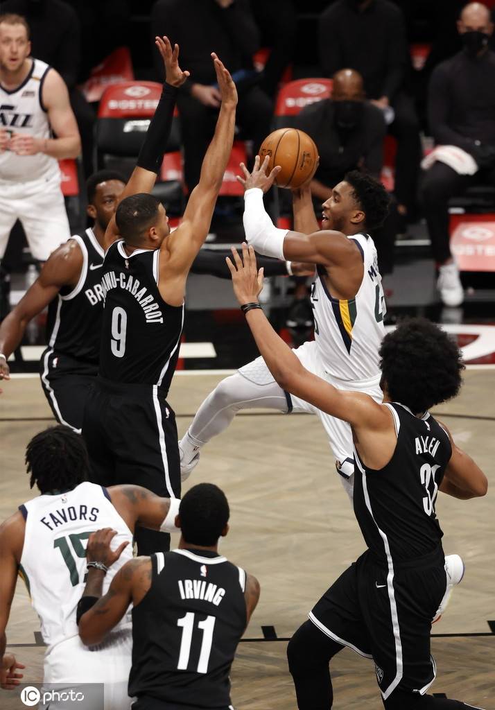 关于爵士客场击败篮网，终结两连败的信息