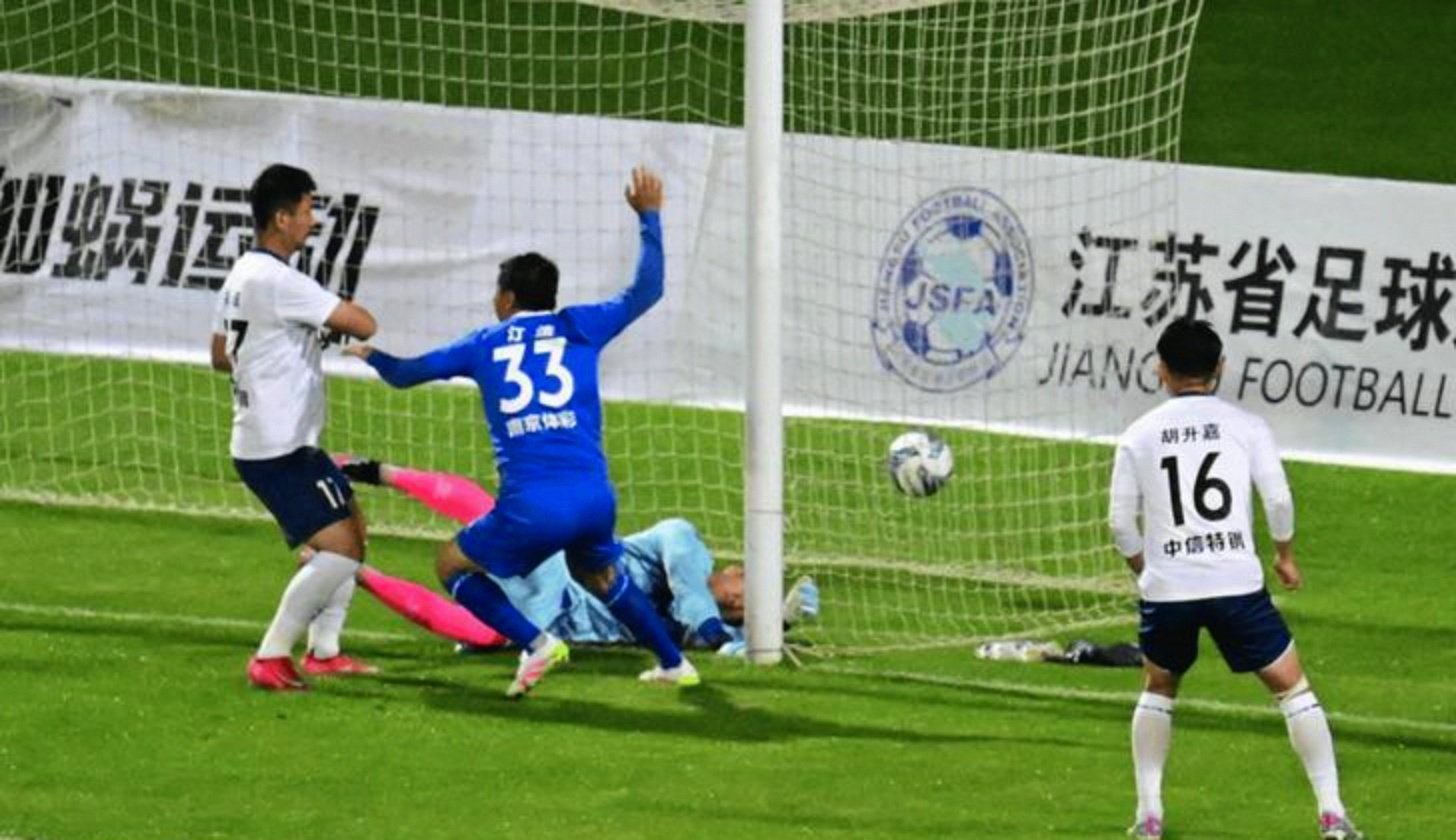 精彩对决,球队惊险过关晋级足球赛八强的简单介绍 精彩对决,球队惊险过关晋级足球赛八强的简单介绍