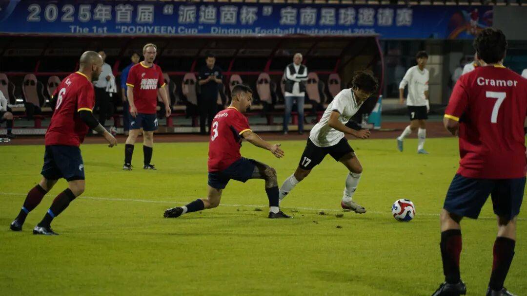 精彩对决,球队惊险过关晋级足球赛八强的简单介绍 精彩对决,球队惊险过关晋级足球赛八强的简单介绍