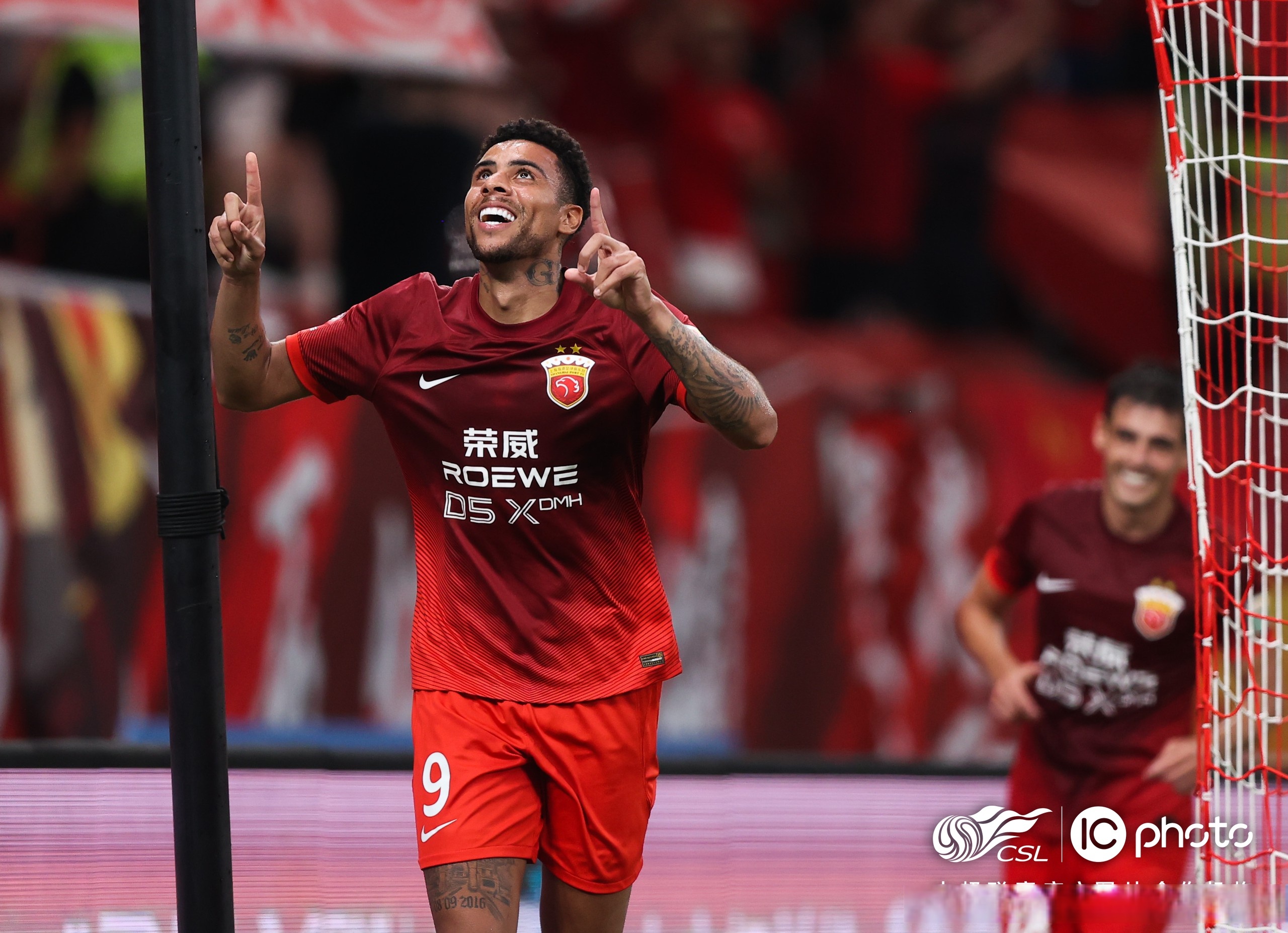 阿斯顿维拉主场艰难取胜，英超保级曙光初现的简单介绍