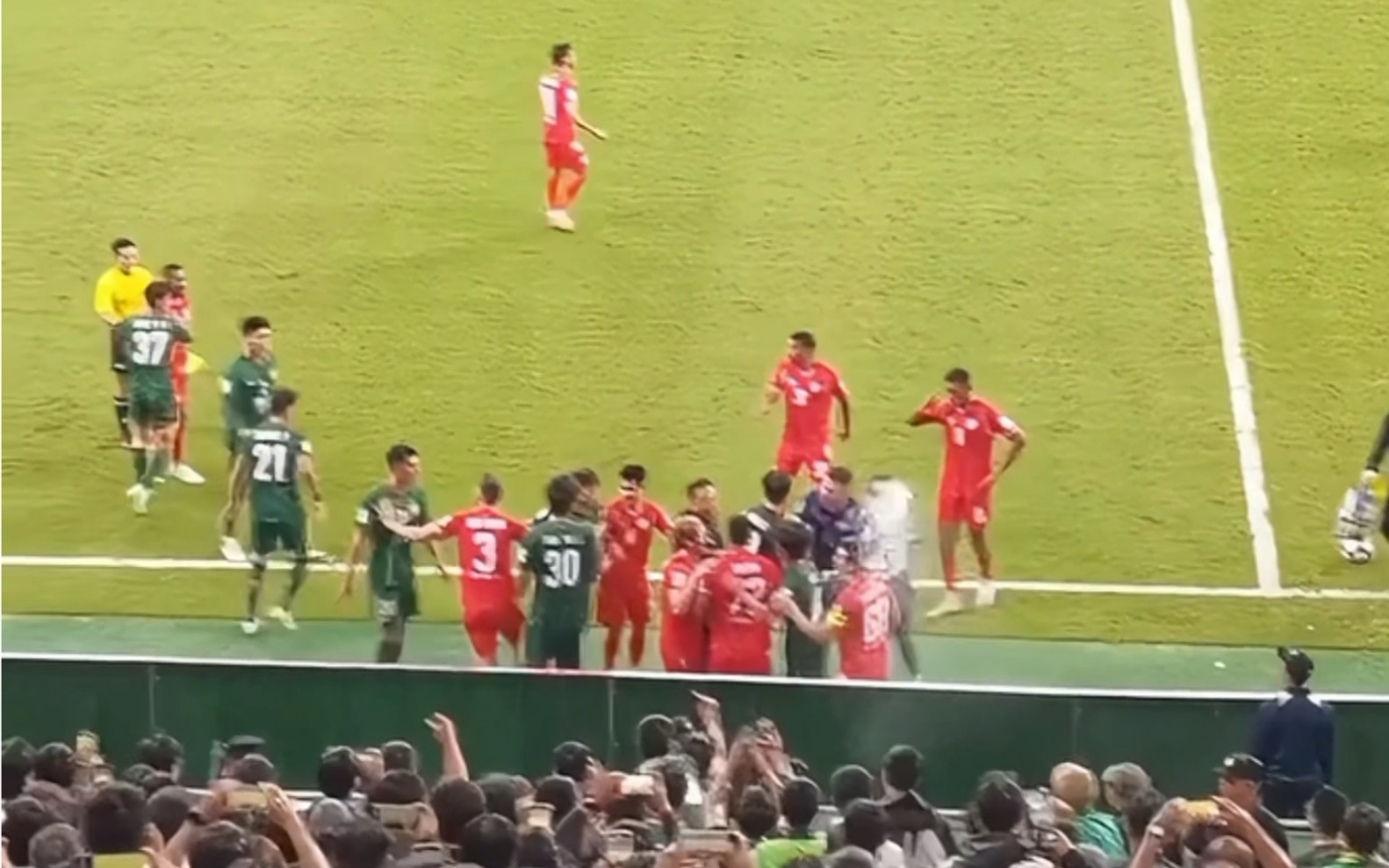 越南球队实现逆转，引爆全场