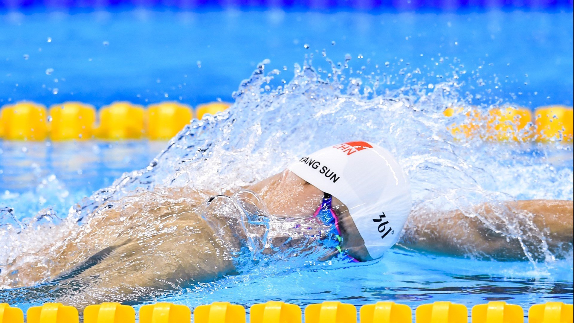 新星崛起!拉梅洛·鲍尔用实力击碎质疑,湖人主场憾负独行侠背后的年轻风暴